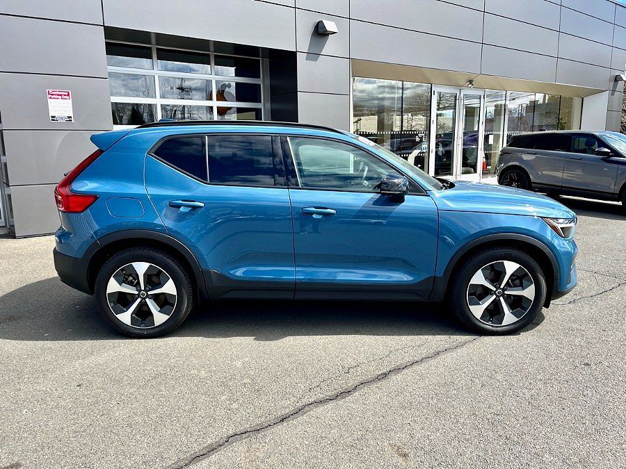 2024 VOLVO XC40