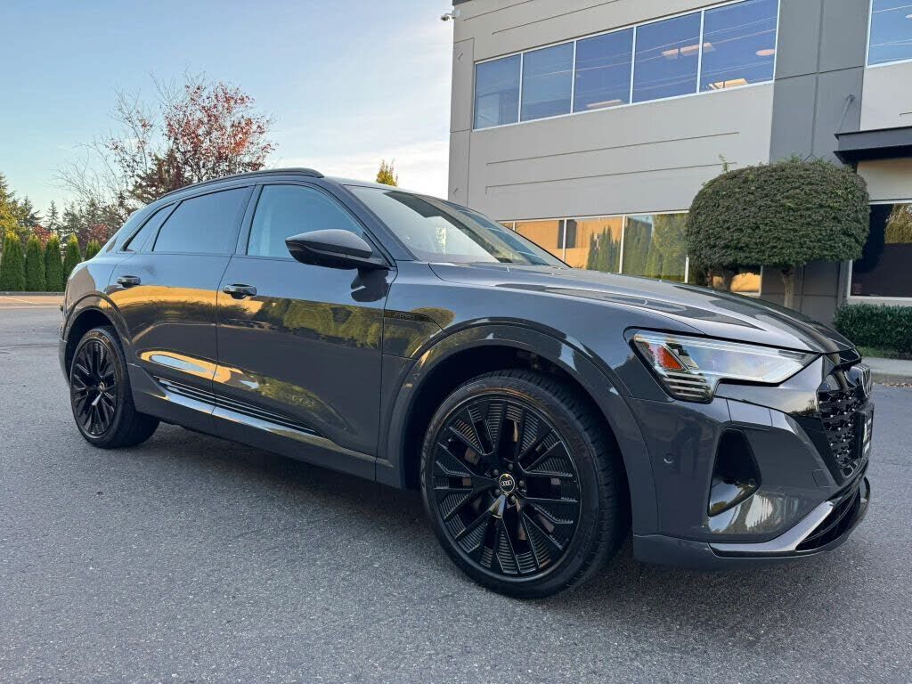 2024 AUDI Q8