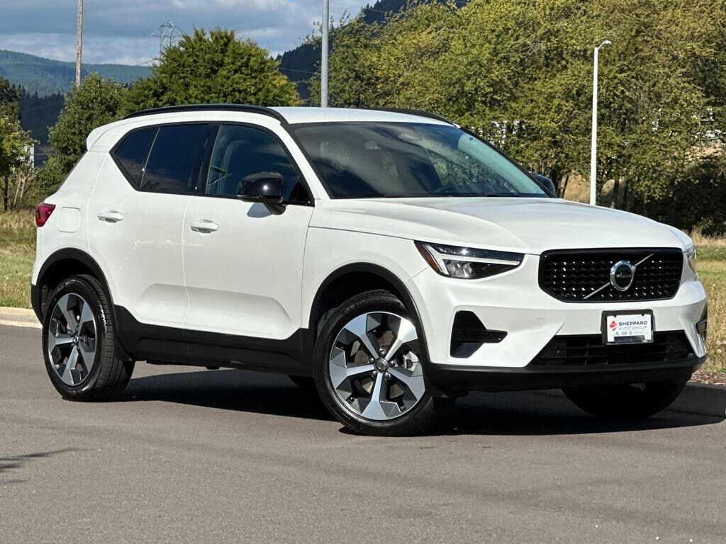2024 VOLVO XC40