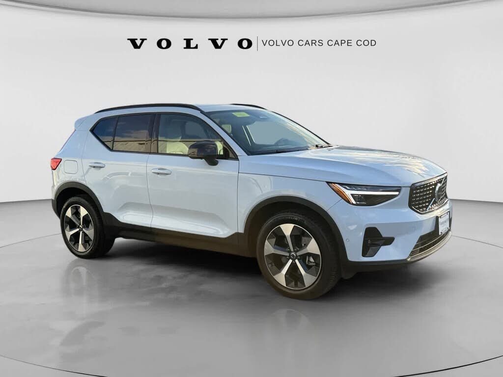 2026 VOLVO XC40