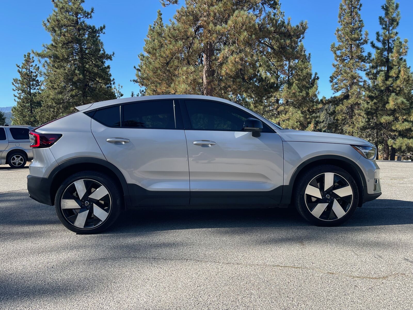 2023 VOLVO C40