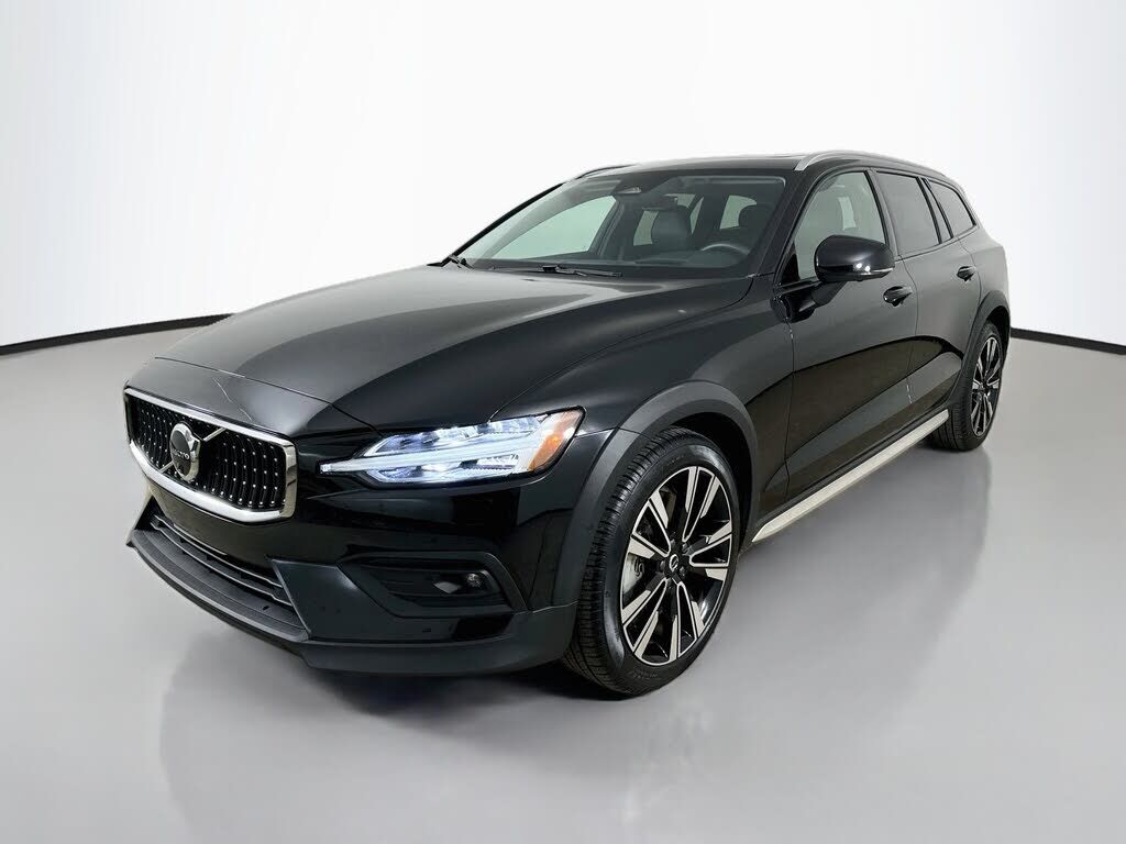 2025 VOLVO V60CC