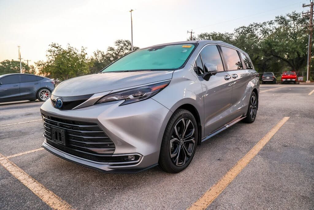 2025 TOYOTA Sienna