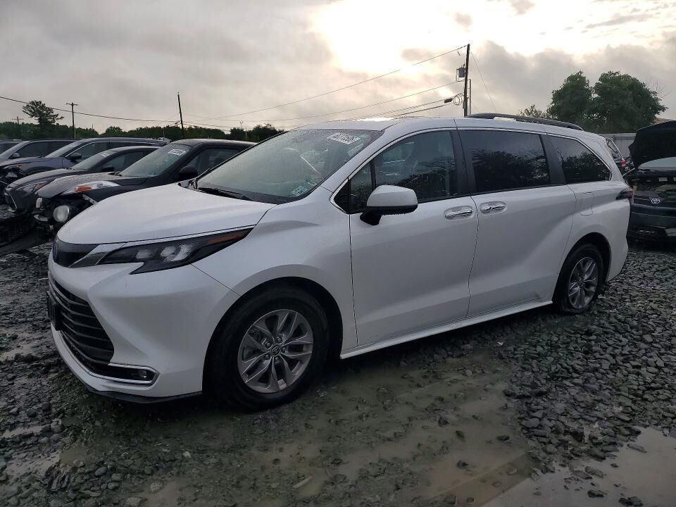 2024 TOYOTA Sienna