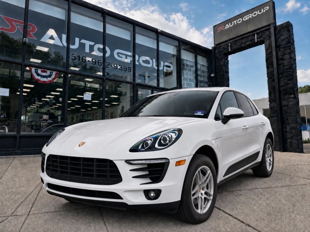 2017 PORSCHE Macan