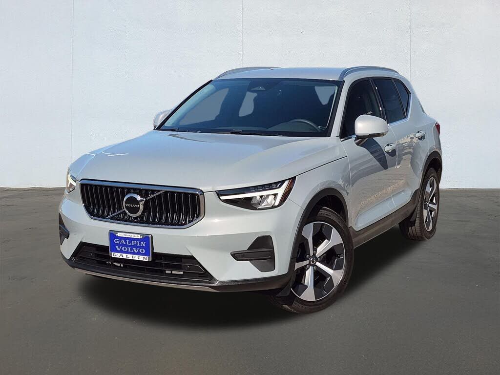 2024 VOLVO XC40
