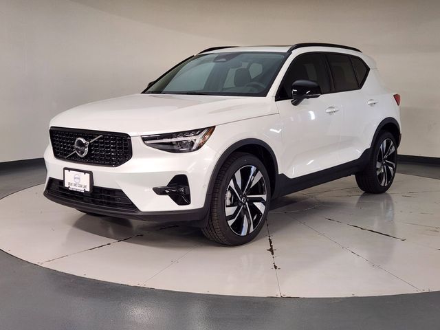 2026 VOLVO XC40