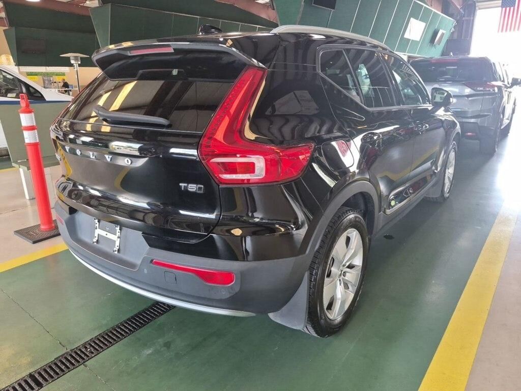 2022 VOLVO XC40