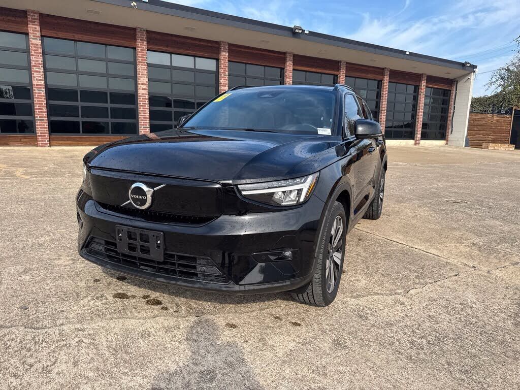 2023 VOLVO XC40