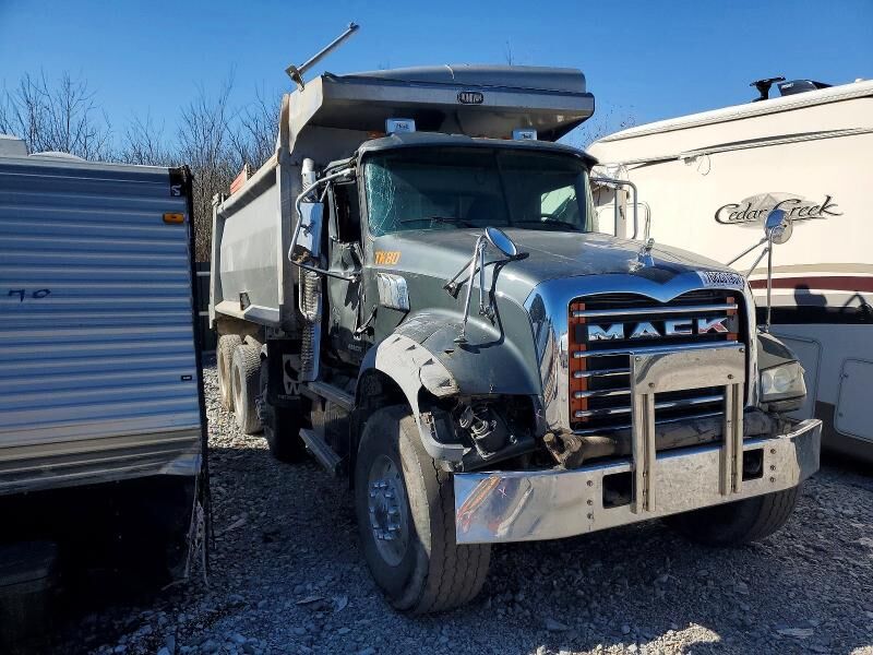 2015 MACK GU