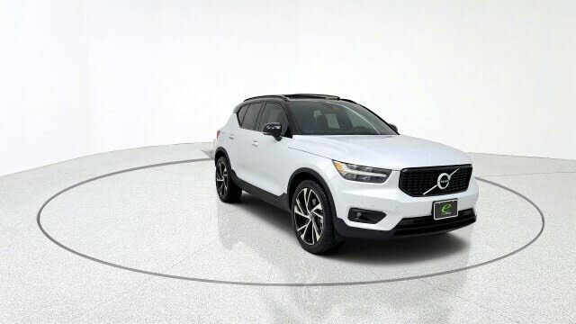 2022 VOLVO XC40