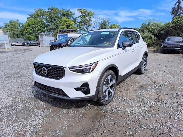 2026 VOLVO XC40