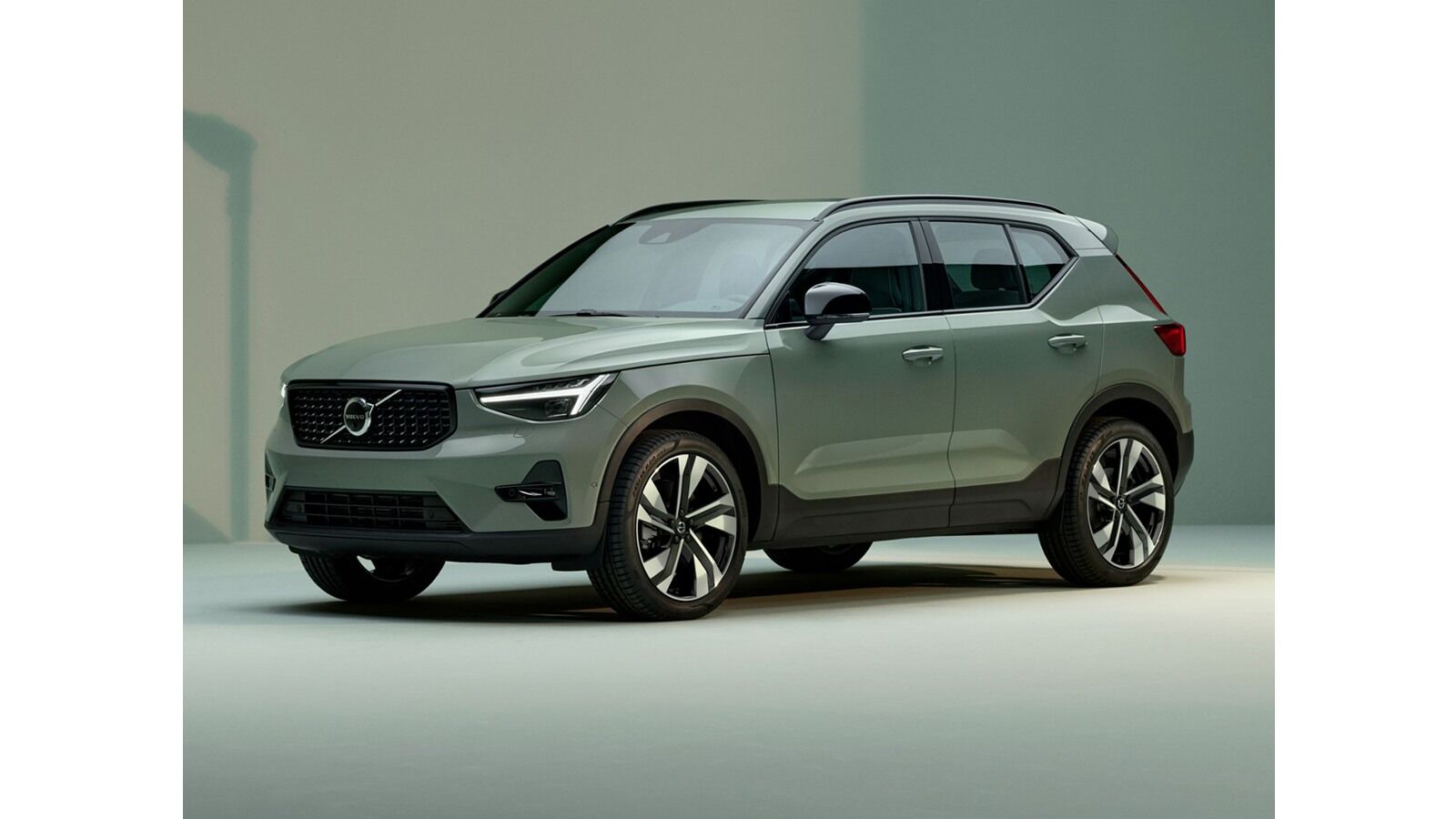2024 VOLVO XC40