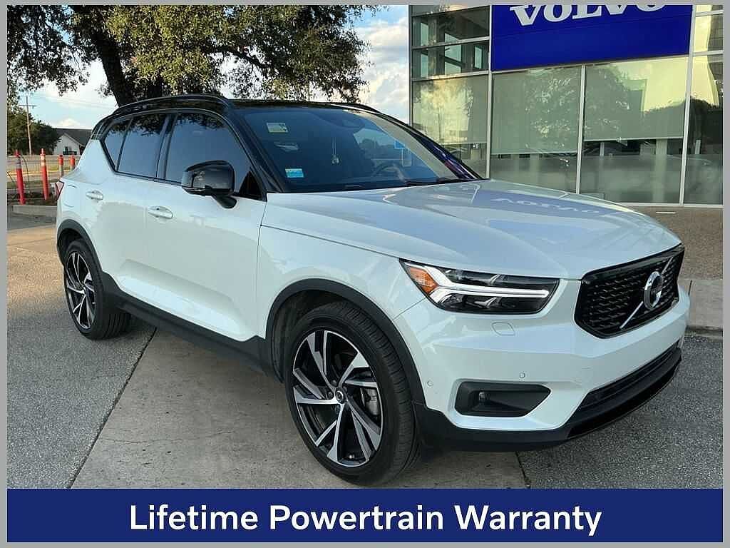 2022 VOLVO XC40