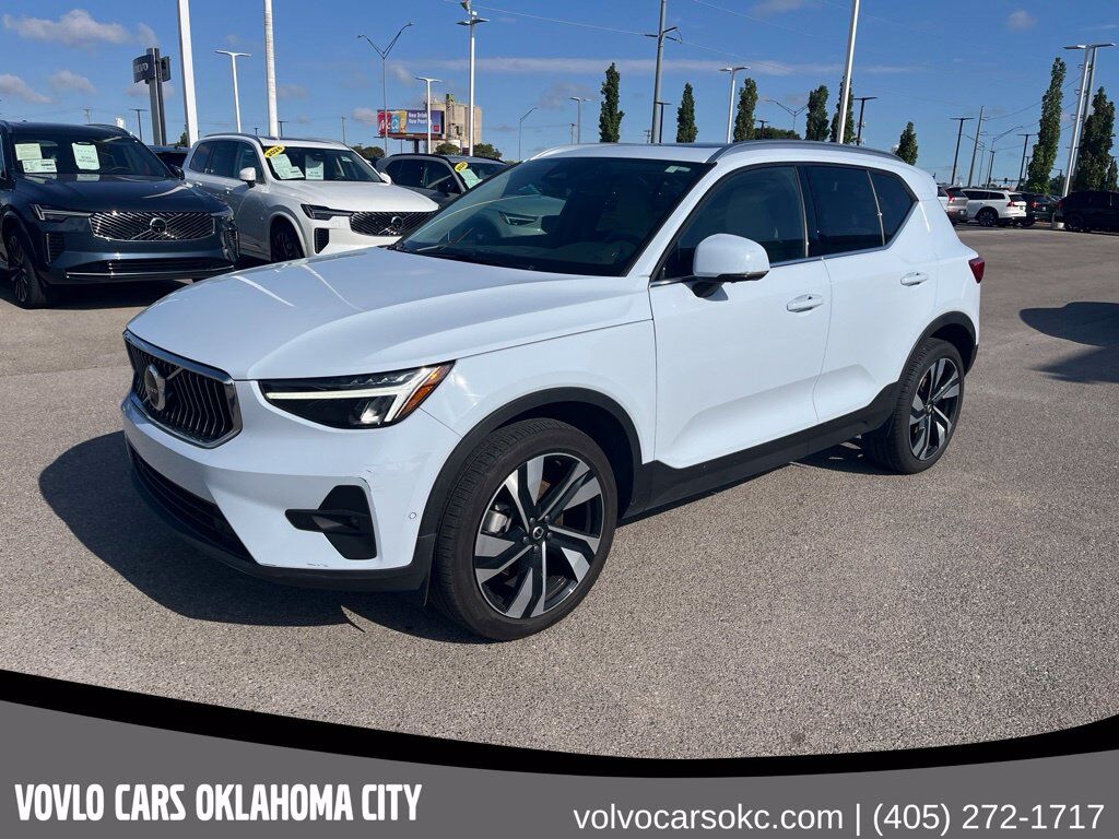 2024 VOLVO XC40