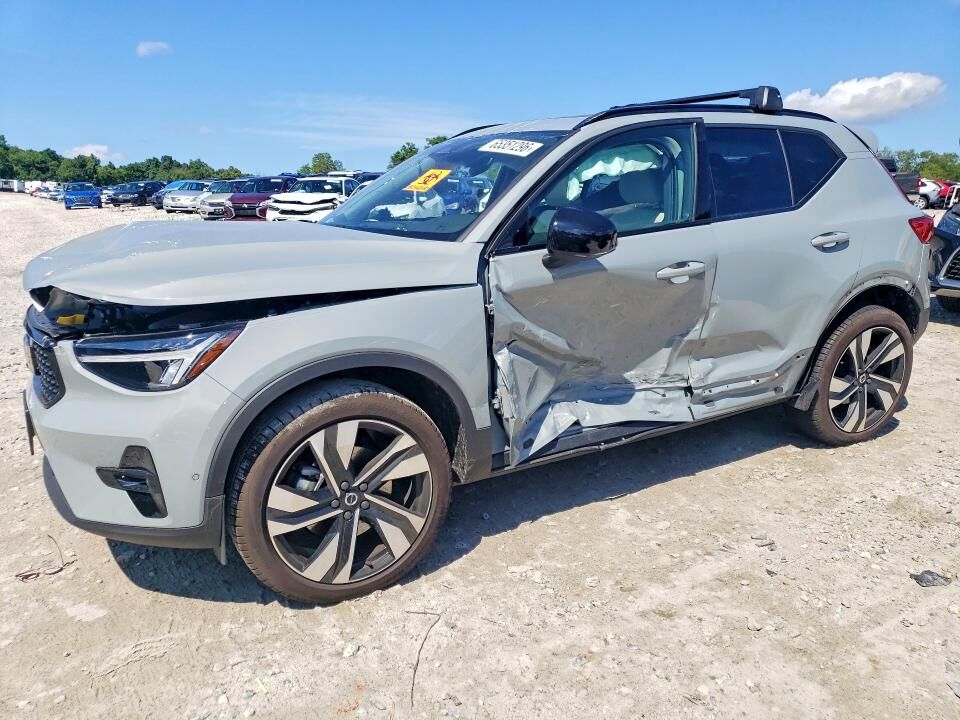 2026 VOLVO XC40
