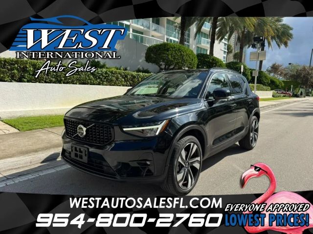 2023 VOLVO XC40