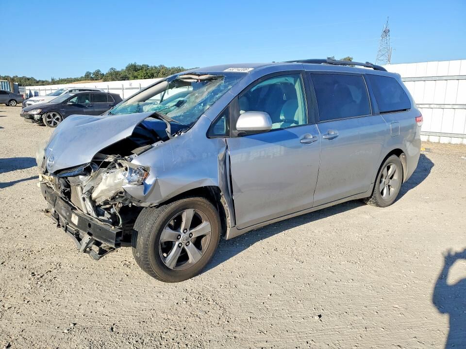 2012 TOYOTA Sienna