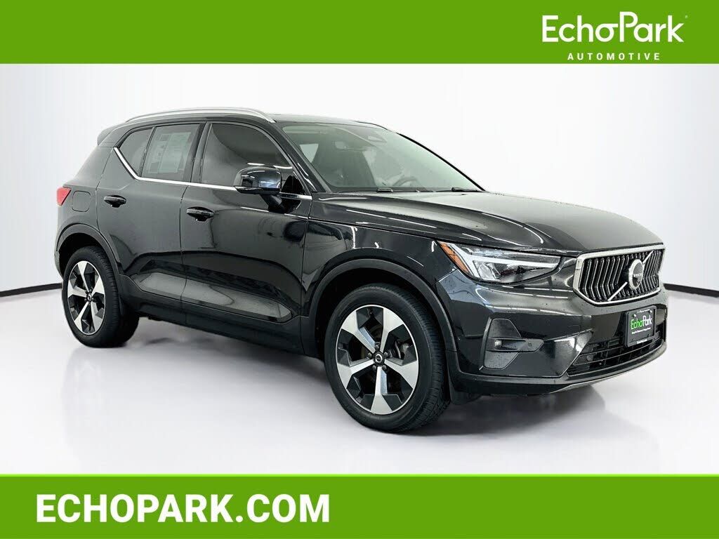 2025 VOLVO XC40