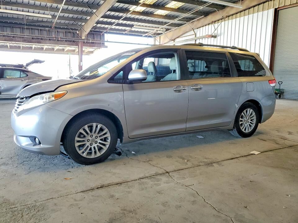 2011 TOYOTA Sienna