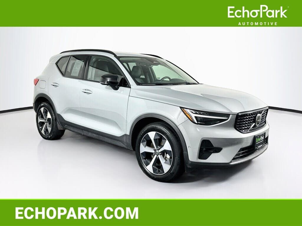 2026 VOLVO XC40