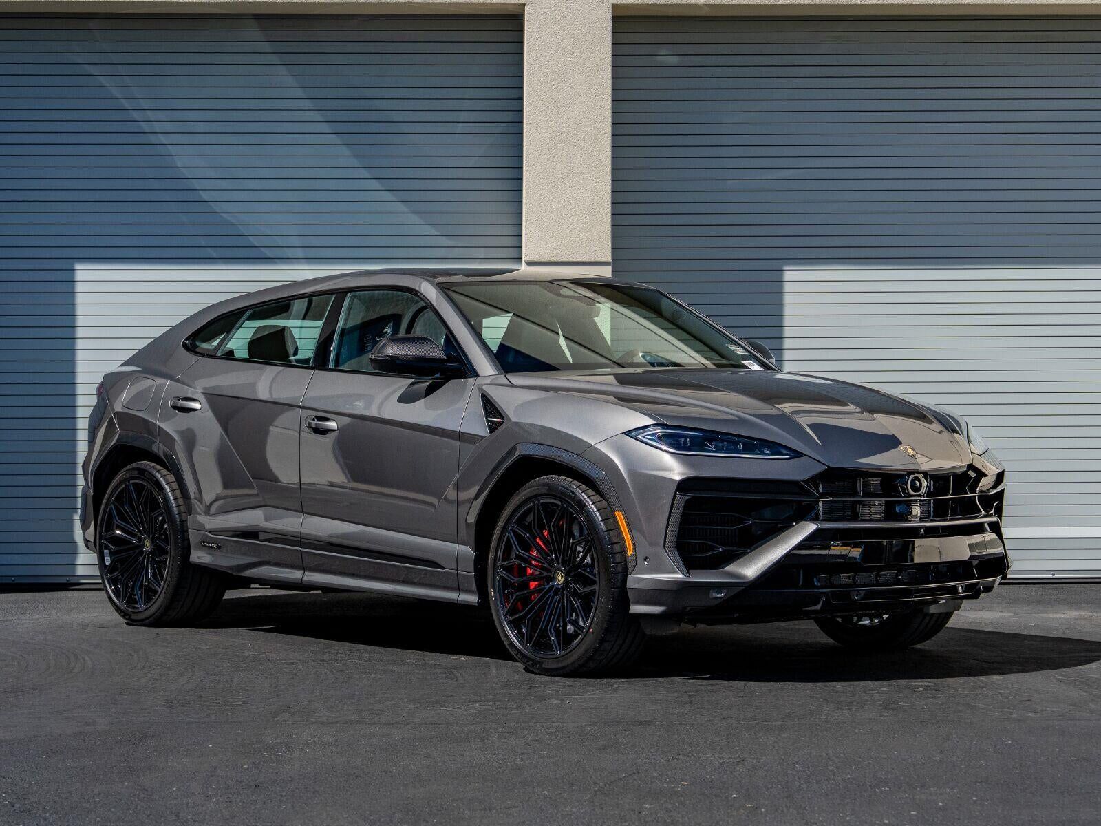 2026 LAMBORGHINI URUS