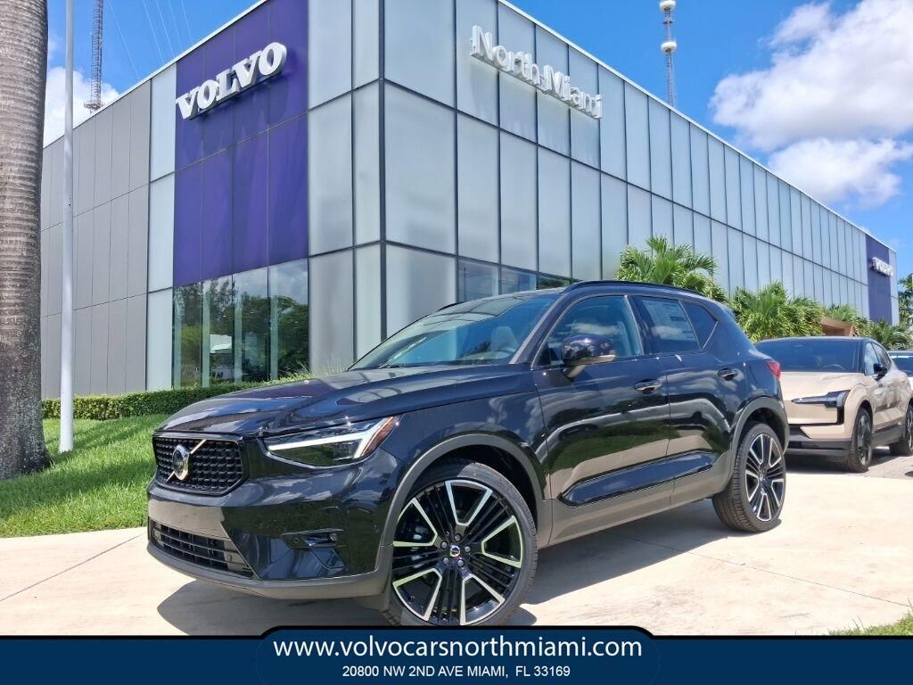 2026 VOLVO XC40