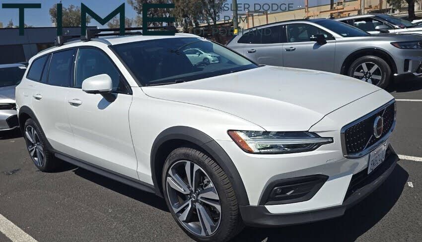 2025 VOLVO V60CC