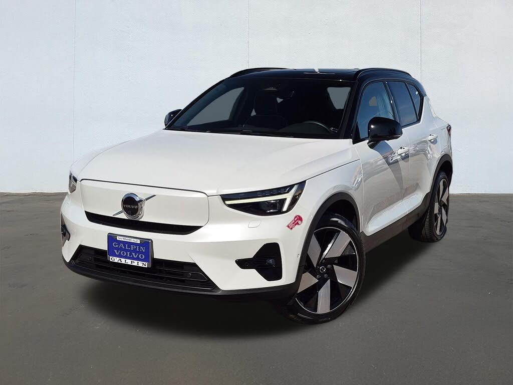 2023 VOLVO XC40