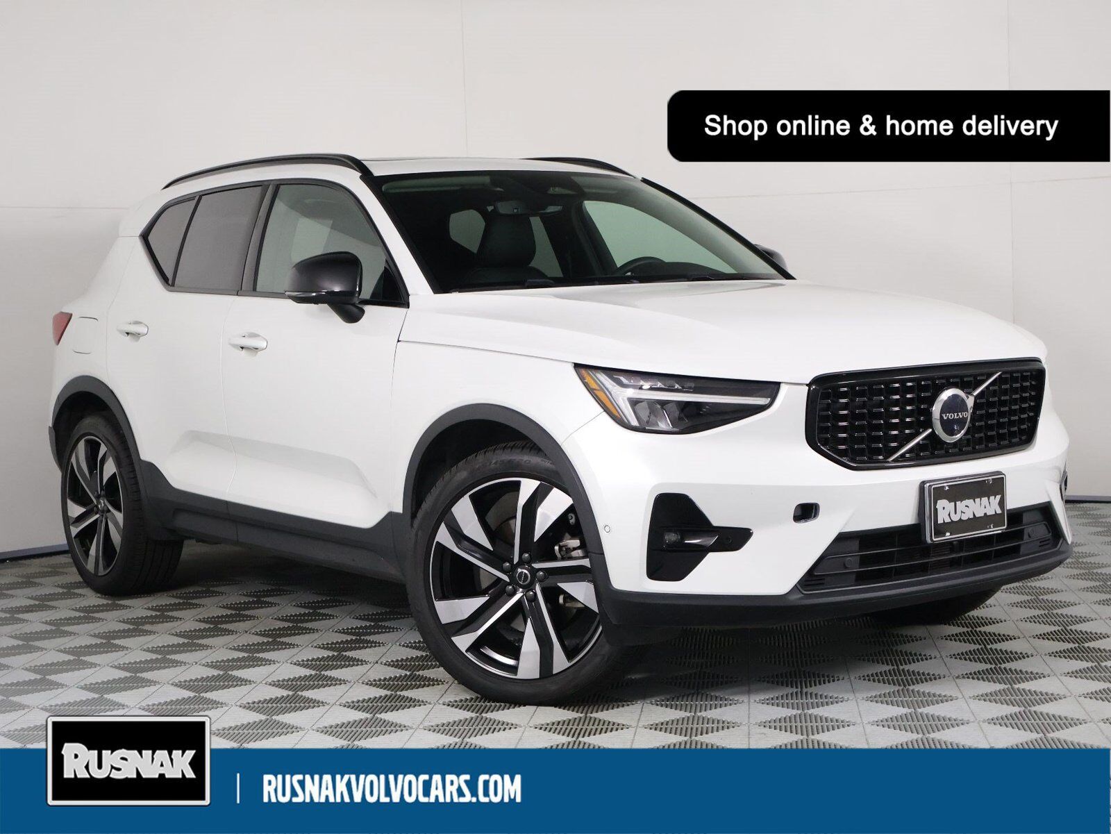 2023 VOLVO XC40