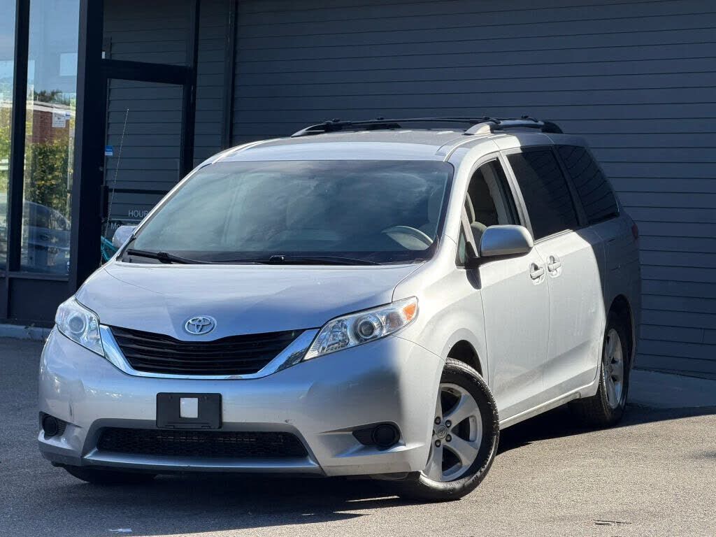 2011 TOYOTA Sienna