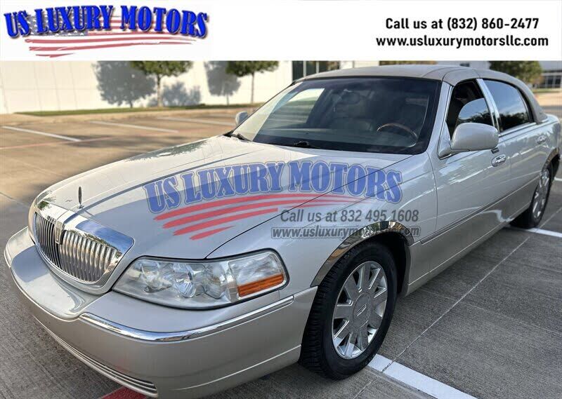 2004 LINCOLN Town Car