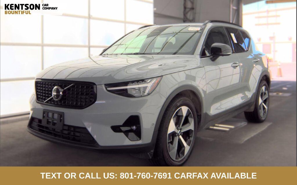 2026 VOLVO XC40