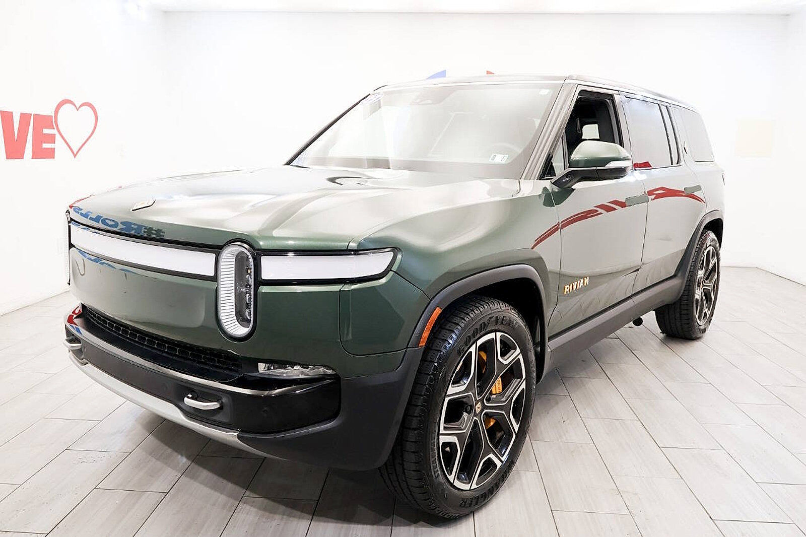 2023 RIVIAN R1S