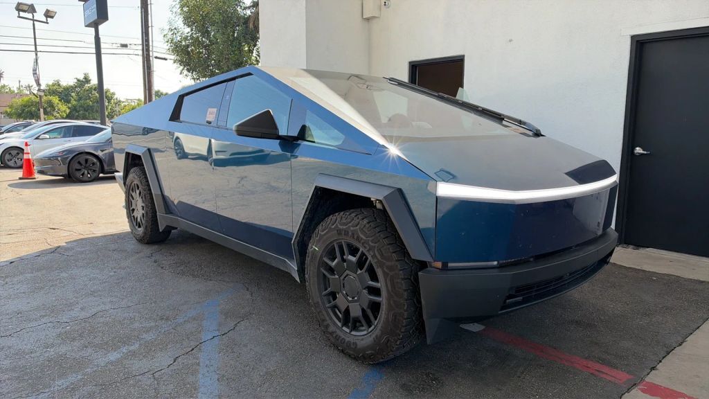2024 TESLA Cybertruck