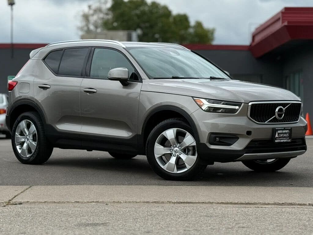 2022 VOLVO XC40