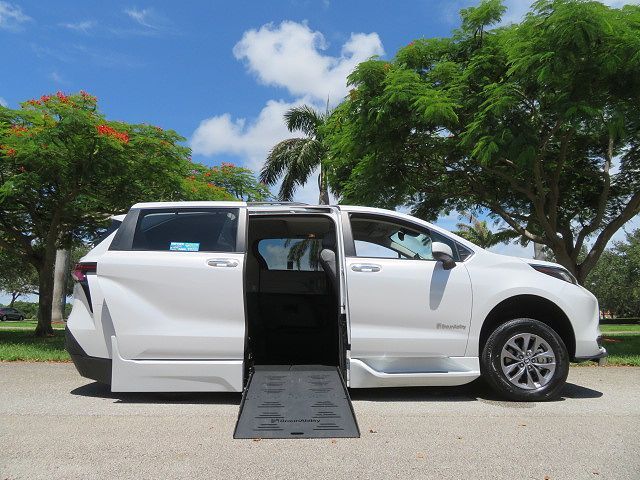 2023 TOYOTA Sienna