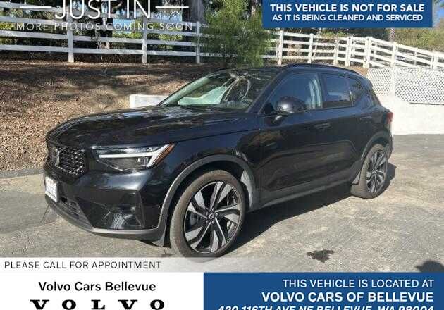 2023 VOLVO XC40