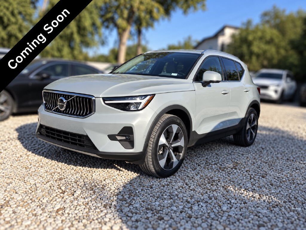 2024 VOLVO XC40