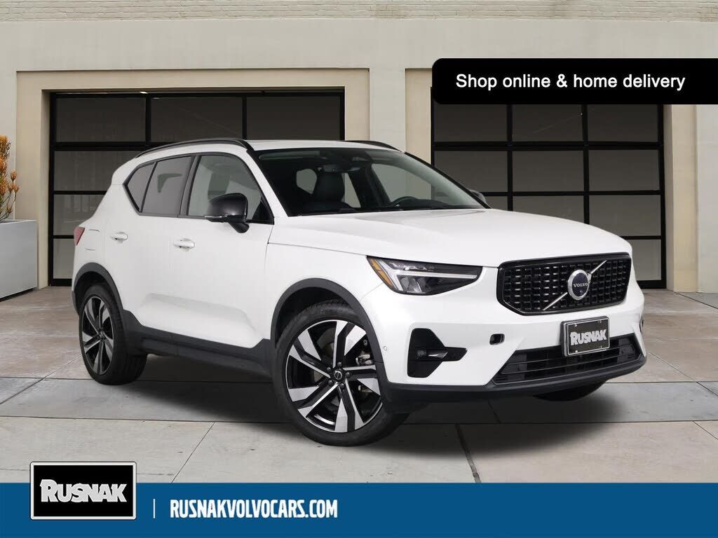 2023 VOLVO XC40