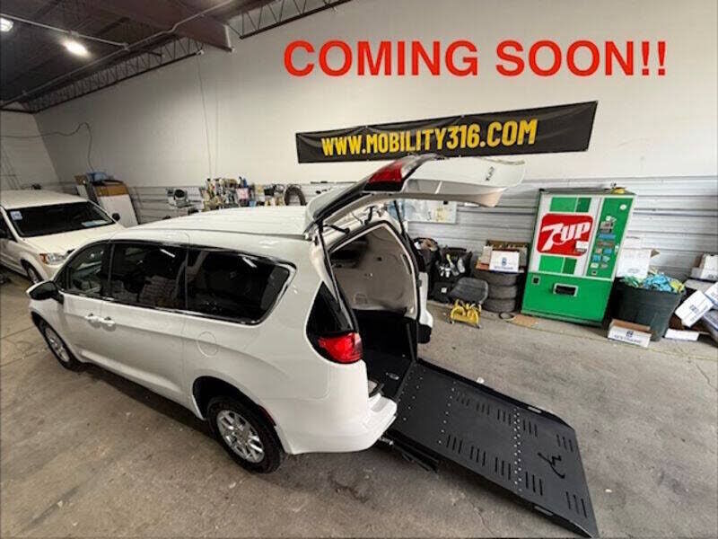 2023 CHRYSLER Voyager