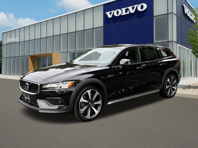 2024 VOLVO V60CC
