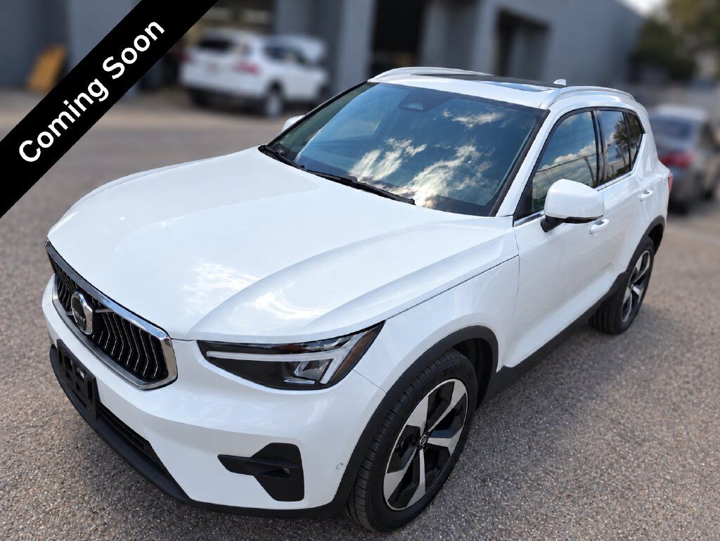 2025 VOLVO XC40