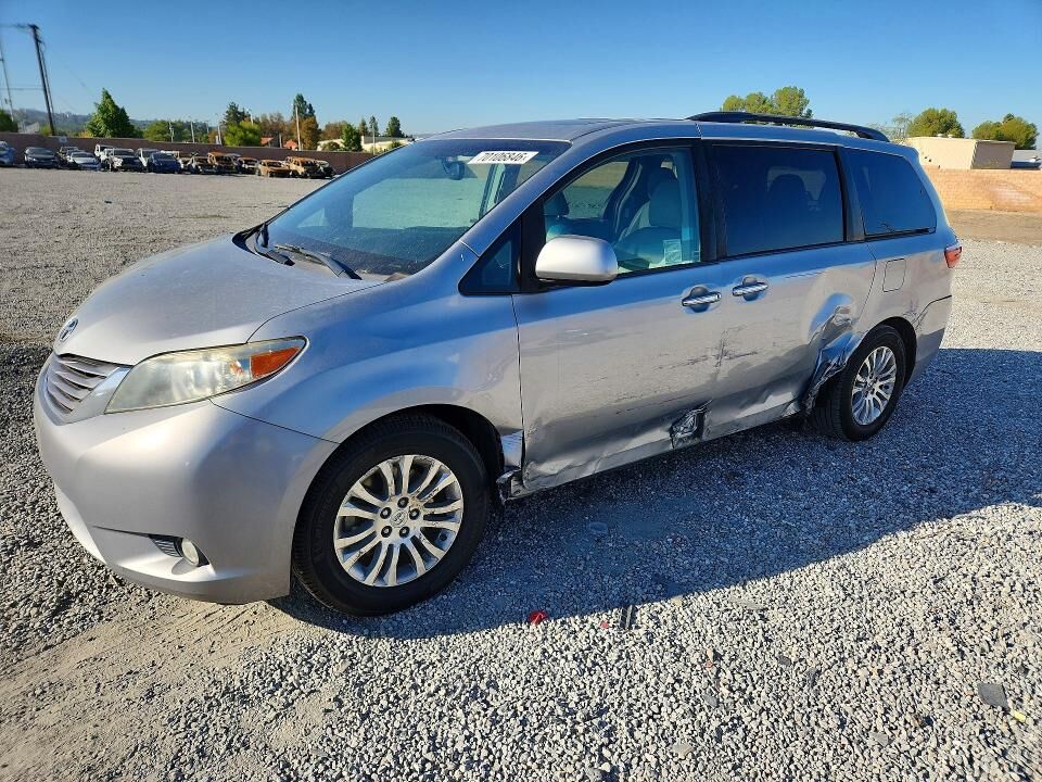 2017 TOYOTA Sienna
