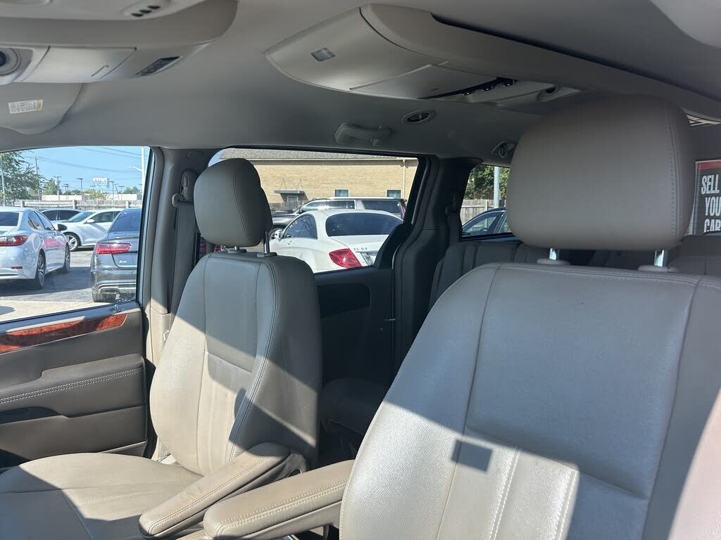 2016 CHRYSLER Town and Country