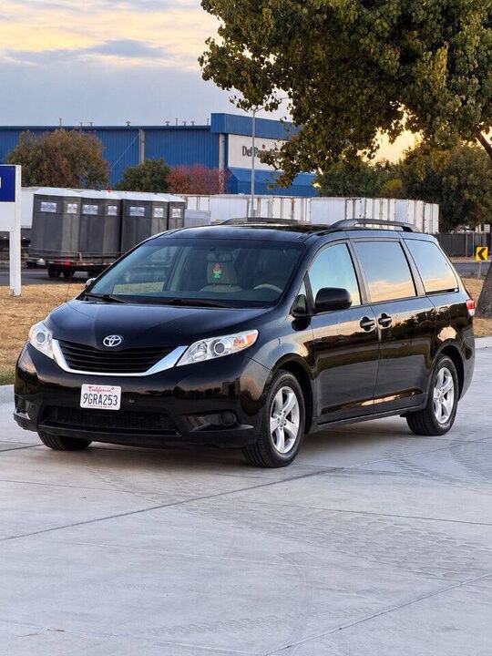2011 TOYOTA Sienna