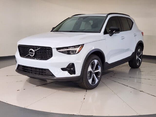 2026 VOLVO XC40