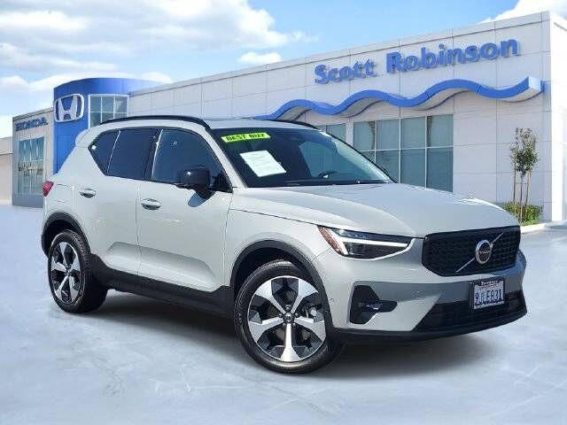 2024 VOLVO XC40