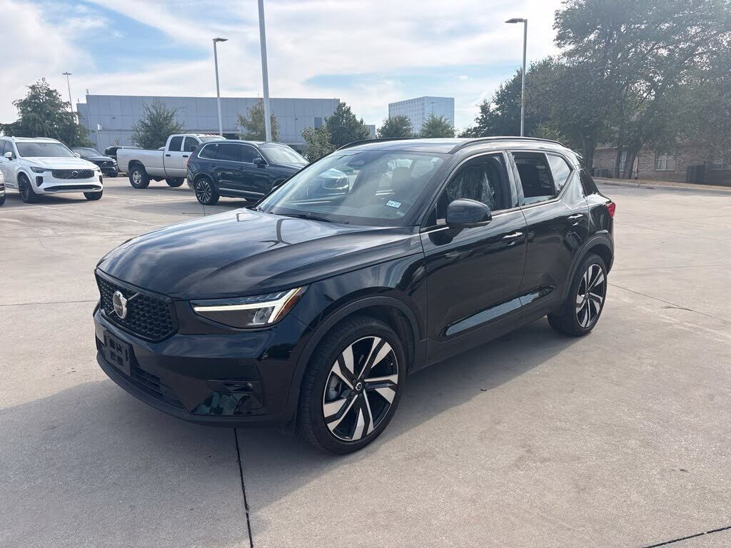 2024 VOLVO XC40