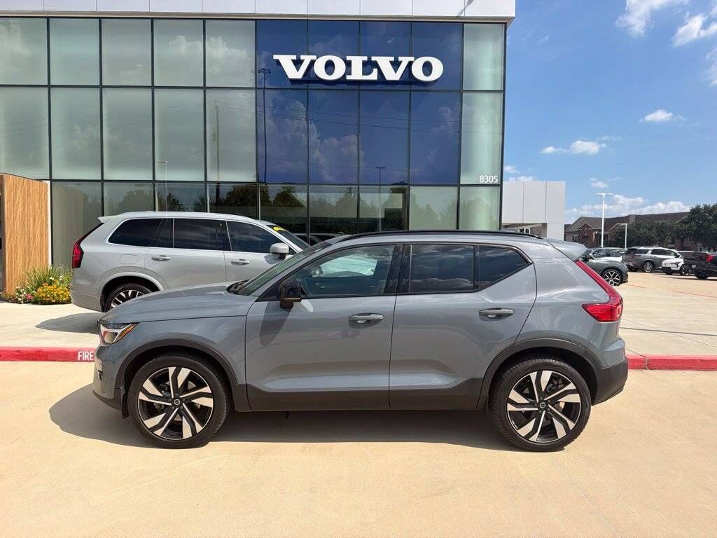 2023 VOLVO XC40